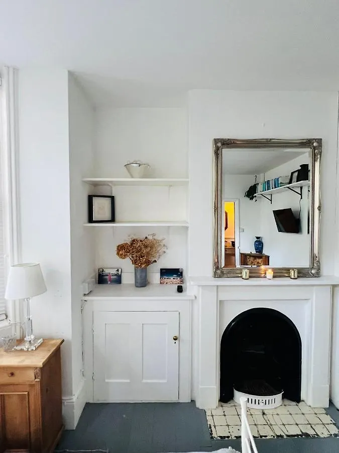 Pretty Studio, 2 Minutes To Beach! Self-Contained. 브라이턴 아파트