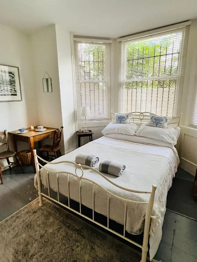 Pretty Studio, 2 Minutes To Beach! Self-Contained. 브라이턴
